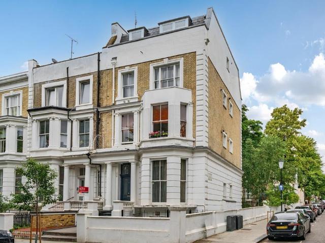 Flat for sale in Kensington, Greater London