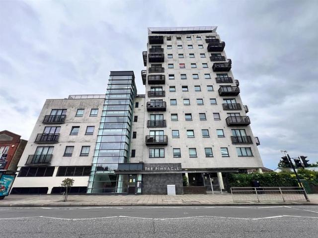 Flat for sale in Romford, Becontree Heath