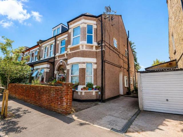 Flat for sale in London Borough of Merton, Collier's Wood