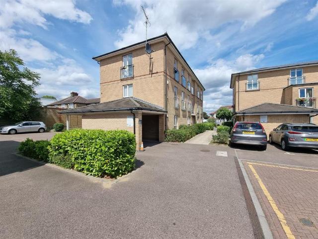 Flat for sale in Barking, Thames View