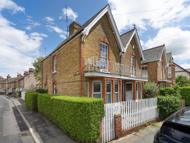 Flat for sale in The Bridge, Kent