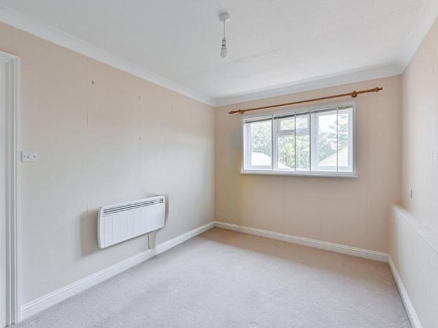 Flat for sale in Roehampton, Greater London