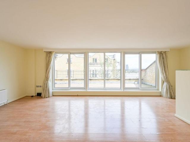 Flat for sale in Blackwall, Greater London