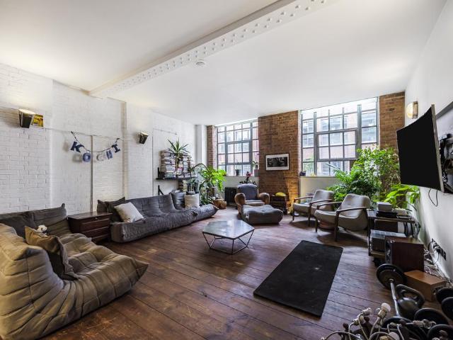 Flat for sale in Hoxton, Greater London
