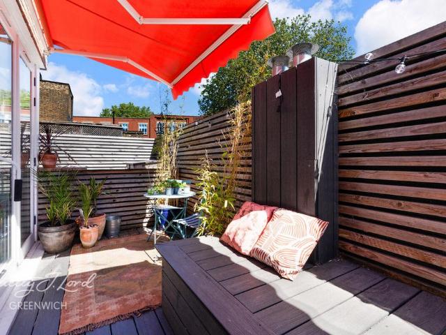 Flat for sale in London Borough of Lewisham, Deptford