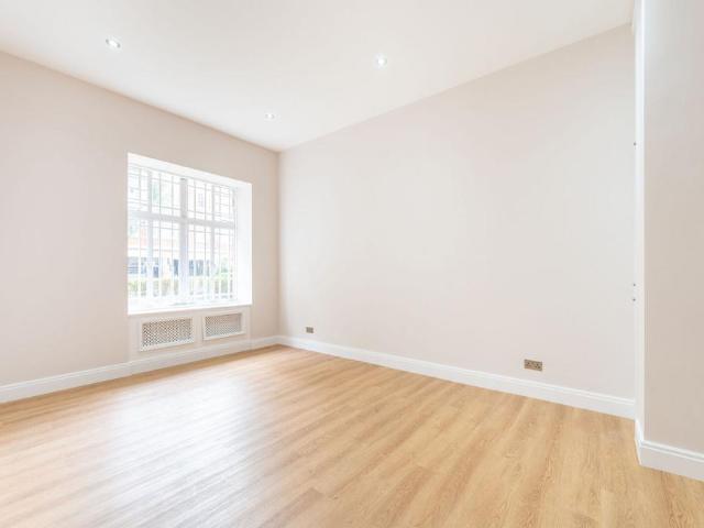 Flat for sale in Bayswater, Greater London