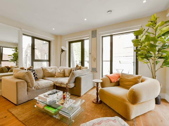 Flat for sale in London Borough of Ealing, Greater London