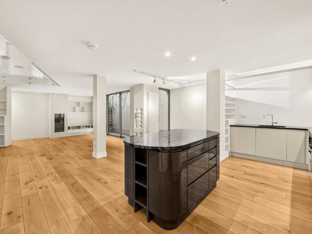 Flat for sale in Seven Dials, Greater London