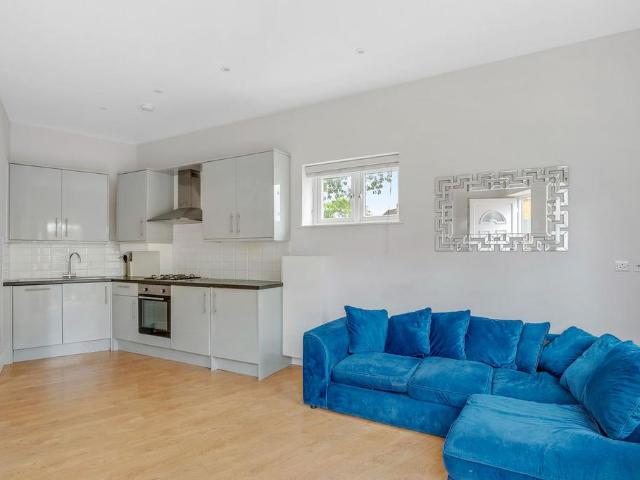 Flat for sale in Chessington, Hook