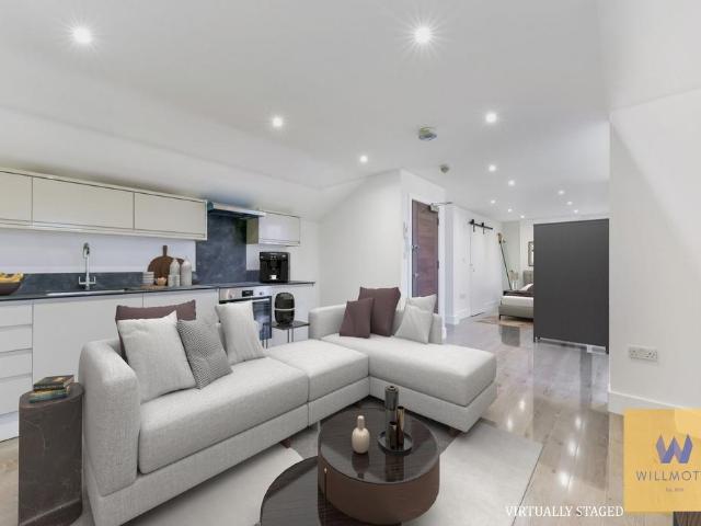 Flat for sale in Shepherd's Bush, Greater London