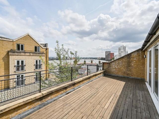 Flat for sale in Blackwall, Greater London