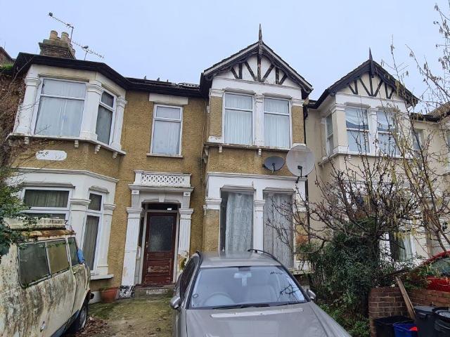Flat for sale in London Borough of Redbridge, Greater London
