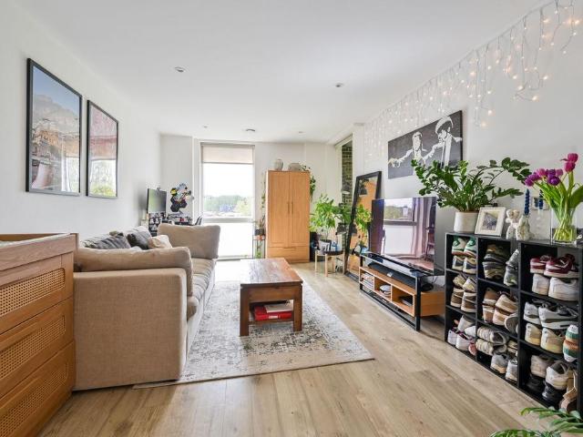 Flat for sale in Peckham, Greater London