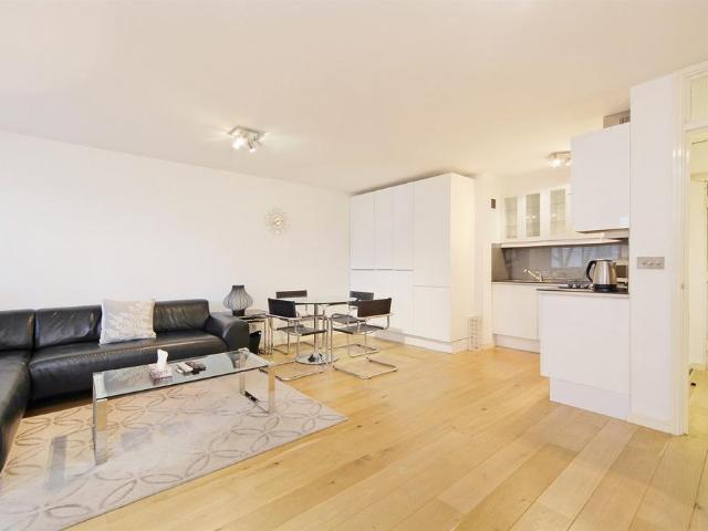Flat for sale in Earl's Court, Greater London