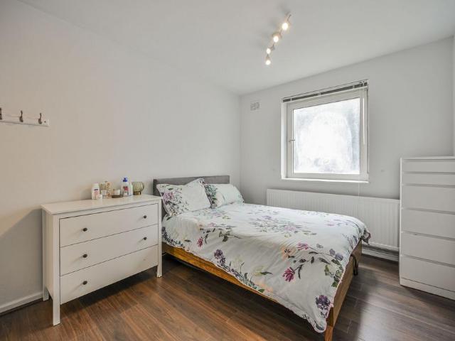 Flat for sale in Finsbury Park, Greater London