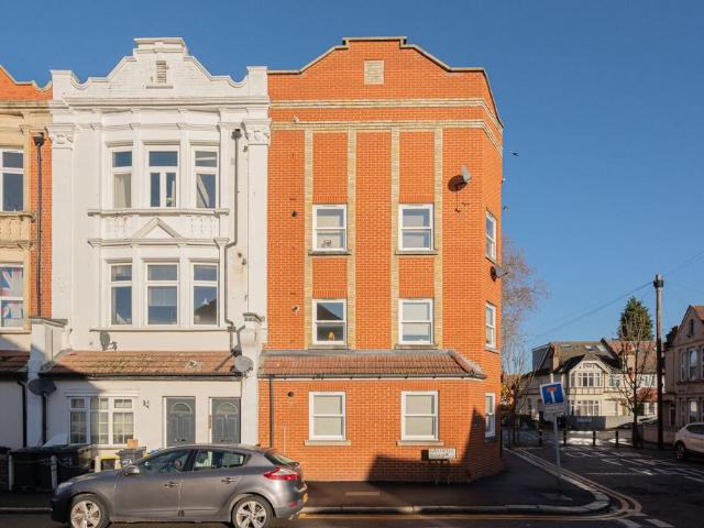 Flat for sale in London Borough of Merton, Collier's Wood