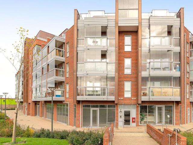 Flat for sale in Brent Cross, Greater London