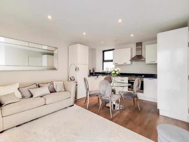 Flat for sale in Queen's Park, Greater London