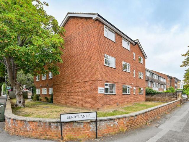 Flat for sale in Oakhill, Greater London