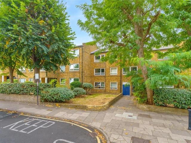 Flat for sale in East Hill Estate, Greater London