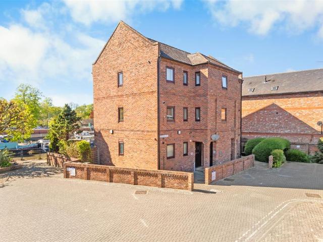Flat for sale in Clementhorpe, York