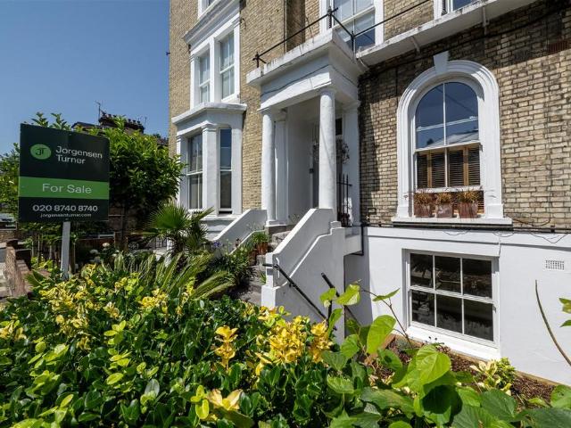 Flat for sale in Shepherd's Bush, Greater London