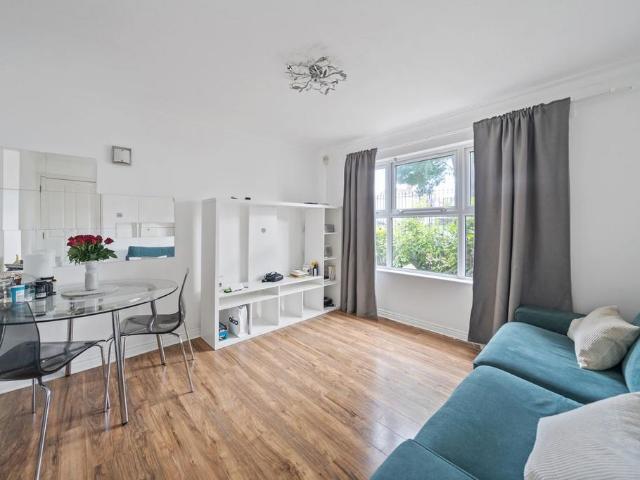 Flat for sale in London Borough of Ealing, Greater London