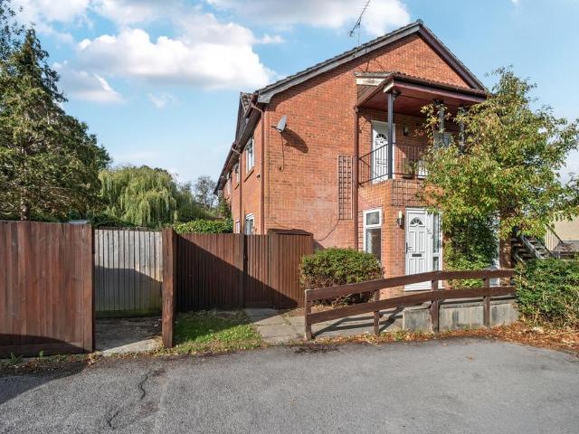 Flat for sale in Wrecclesham, Fole