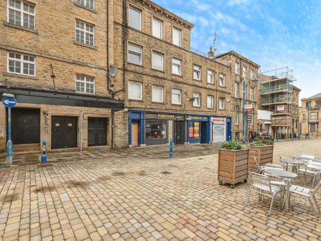 Flat for sale in Hillhouse, Huddersfield