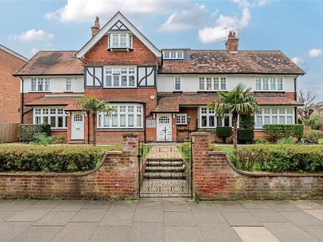 Flat for sale in Surbiton, Greater London
