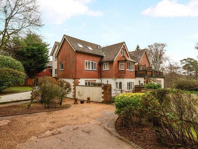 Flat for sale in Fole, Surrey