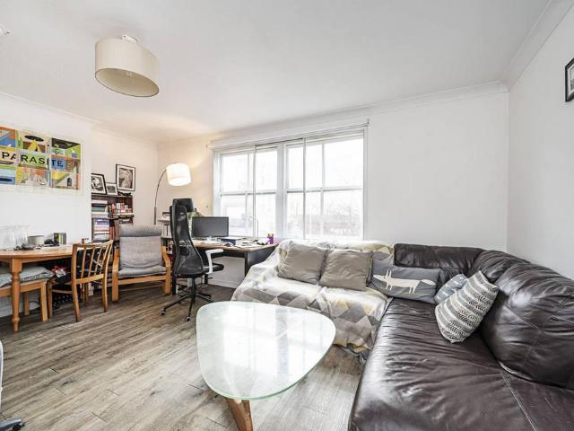 Flat for sale in Old Ford, Bow