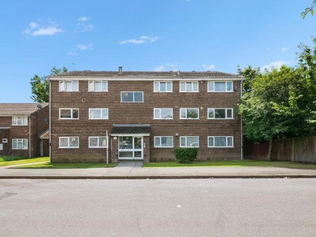 Flat for sale in London Borough of Ealing, Greenford