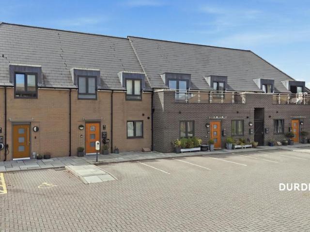 Flat for sale in Harold Wood, Greater London