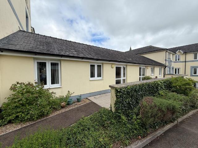 Flat for sale in Strode, Devon