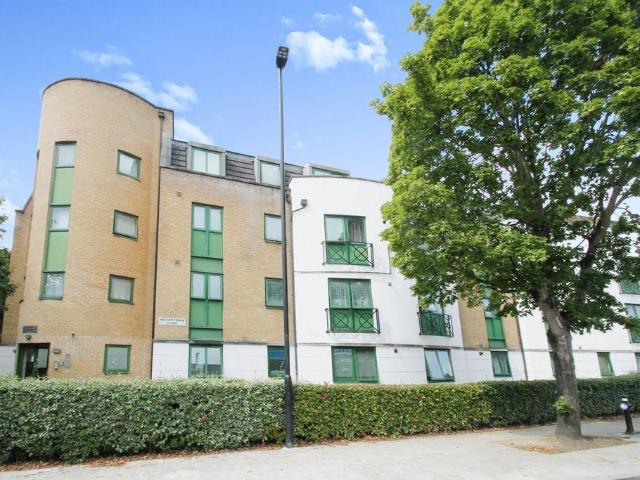 Flat for sale in London Borough of Ealing, Greater London