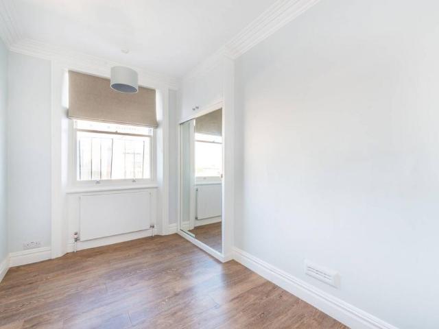 Flat for sale in Kensington, Greater London