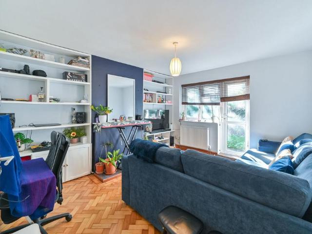 Flat for sale in West Dulwich, Greater London