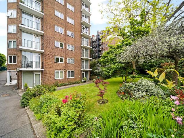 Flat for sale in Petersham, Greater London
