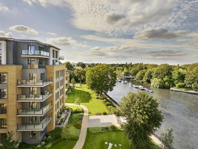 Flat for sale in Hampton Wick, Greater London
