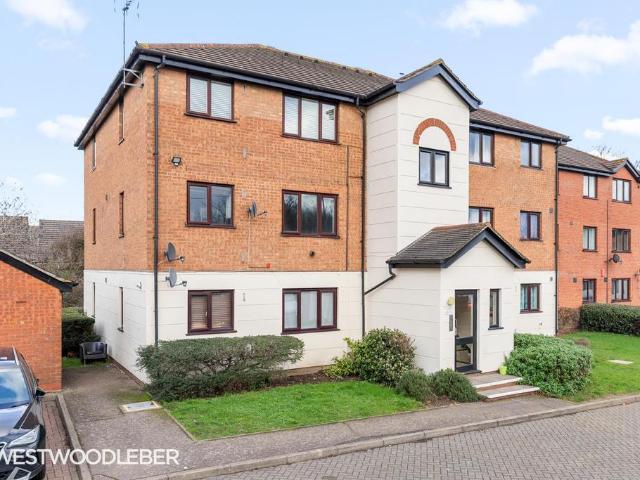 Flat for sale in Broxbourne, Hertfordshire