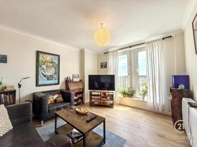 Flat for sale in London Borough of Hounslow, Greater London