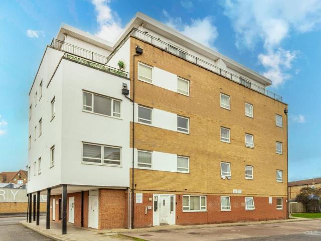 Flat for sale in Beckton, Greater London