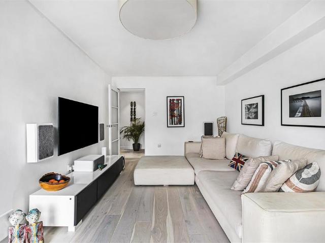 Flat for sale in London Borough of Wandsworth, Greater London