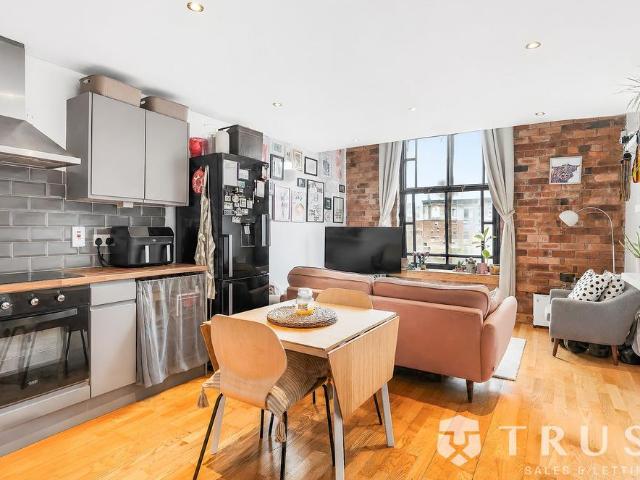 Flat for sale in Hill Top Estate, Kirklees