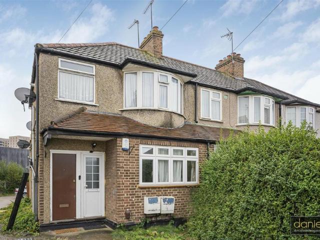 Flat for sale in Harrow Weald, Greater London