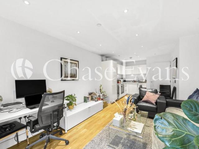 Flat for sale in Highbury, Greater London