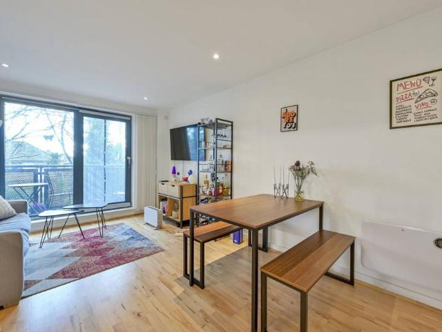 Flat for sale in London Borough of Merton, Collier's Wood