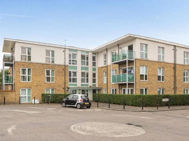 Flat for sale in Caterham on the Hill, Hillview
