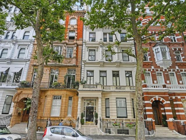 Flat for sale in Knightsbridge, Greater London